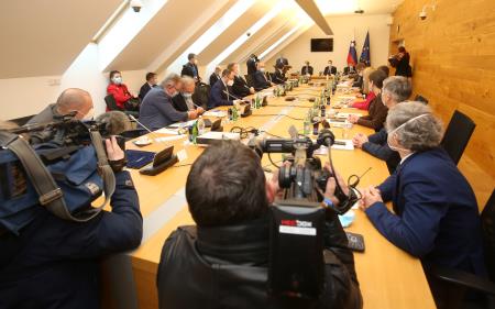 VLADA NA OBISKU V CERKNICI 07 FOTO LJUBO VUKELIČ